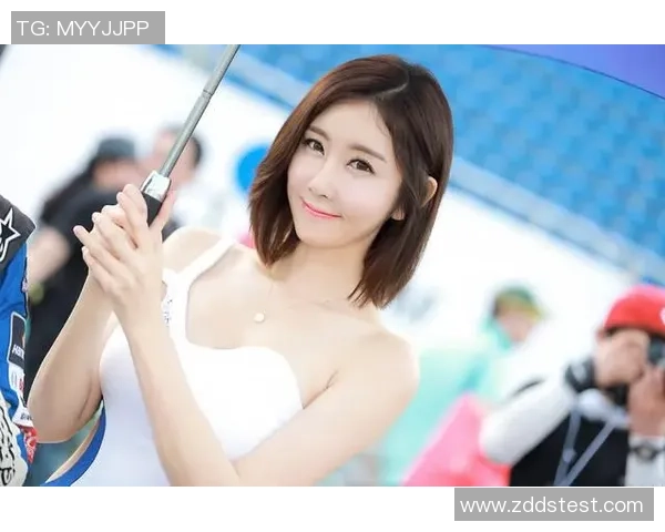 昆凌与足球明星亲密合影展现运动魅力与时尚风采的完美结合