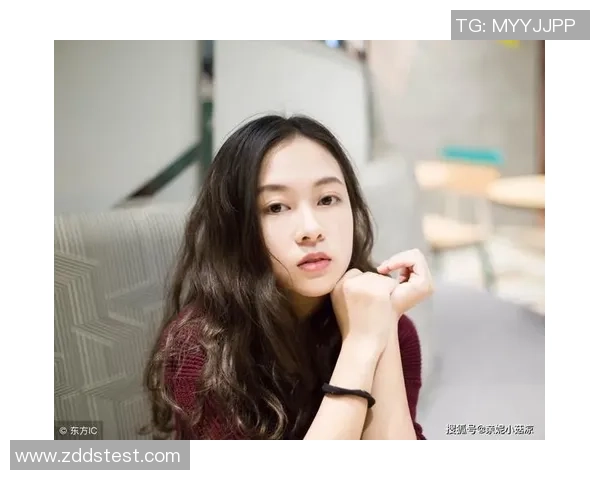 足球明星的魅力与美女粉丝的热情交织成的浪漫故事 足球明星的魅力与美女粉丝的热情交织成的浪漫故事